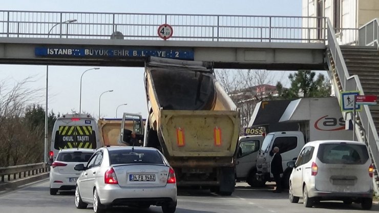 Damperi bozuk olan kamyon üstgeçide takıldı
