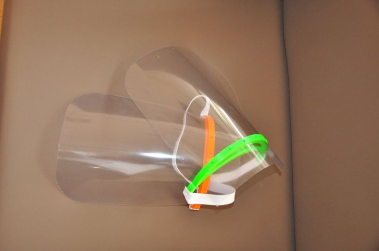 Karaman'da okullarda sağlık çalışanları için siperlikli maske üretiliyor