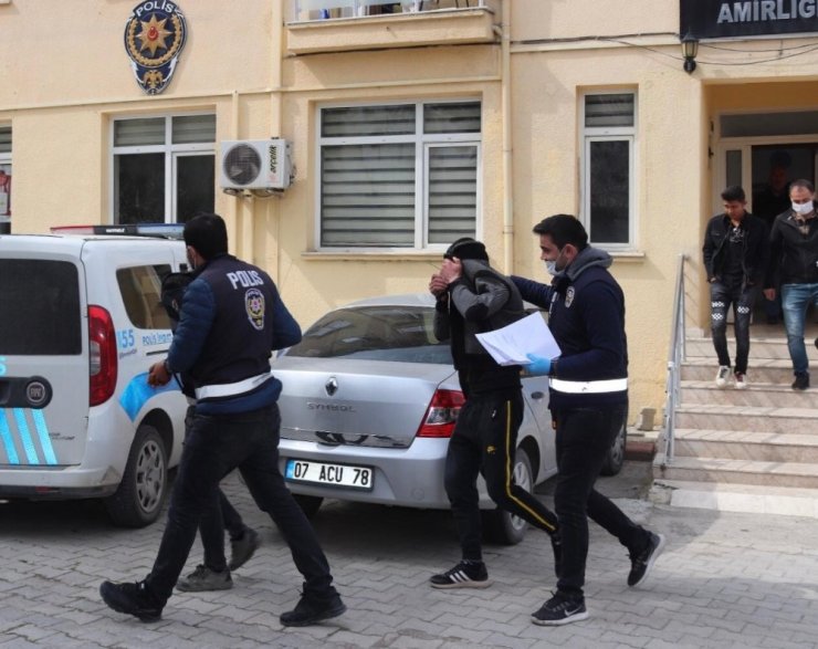Camiden musluk çalan hırsızlar yakalandı