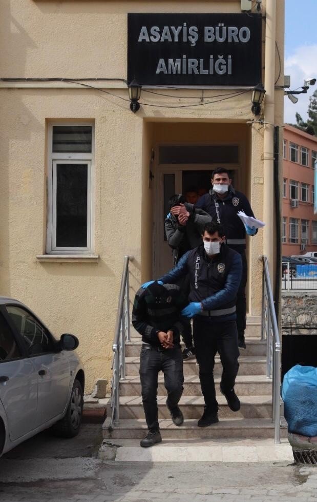 Camiden musluk çalan hırsızlar yakalandı