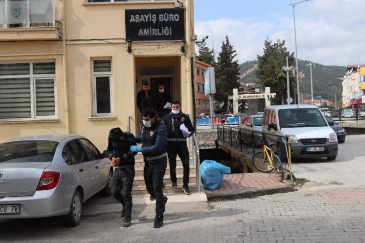 Camiden musluk çalan hırsızlar yakalandı