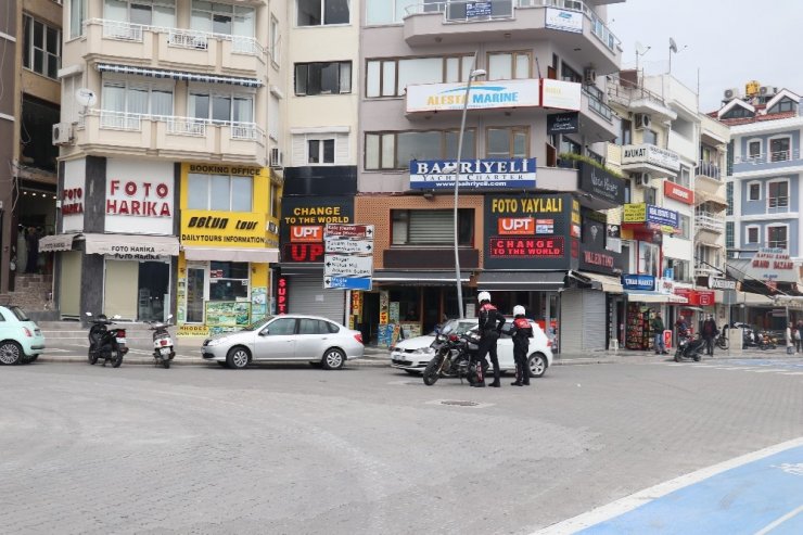 Marmaris’te polis ekipleri sokak sokak dolaşarak evde kalın çağrısı yaptı