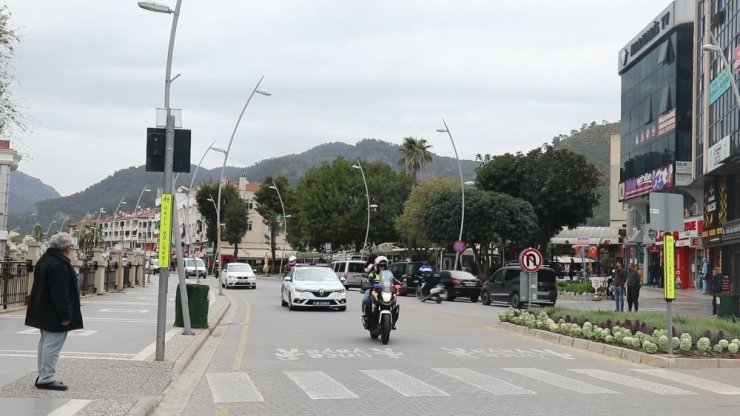 Marmaris’te polis ekipleri sokak sokak dolaşarak evde kalın çağrısı yaptı