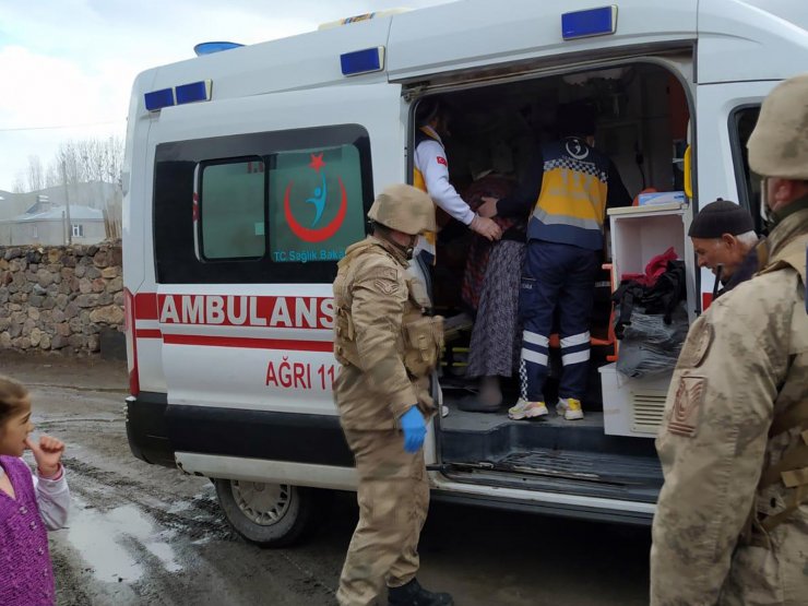 Mehmetçik ve sağlık ekipleri, evinde rahatsızlanan yaşlı kadın için seferber oldu