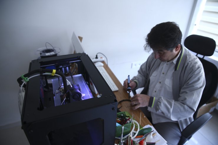 Öğretmenler, sağlık çalışanları için gece gündüz demeden siperlik üretiyor