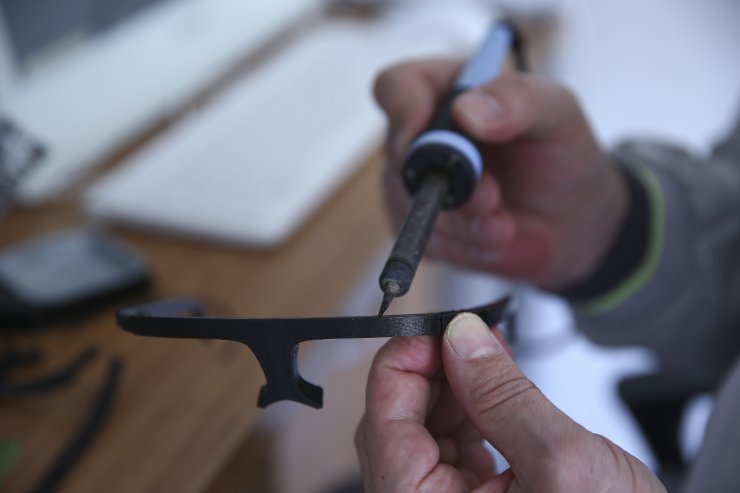 Öğretmenler, sağlık çalışanları için gece gündüz demeden siperlik üretiyor