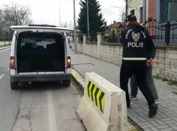 Sakarya’da 4 farklı iş yerinin camlarını kırarak hırsızlık gerçekleştiren şahıs tutuklandı