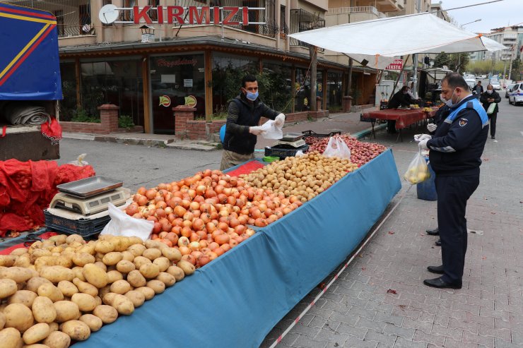 Şehir dışındaki oğullarının çağrısı üzerine zabıtalar yaşlı çiftin imdadına koştu