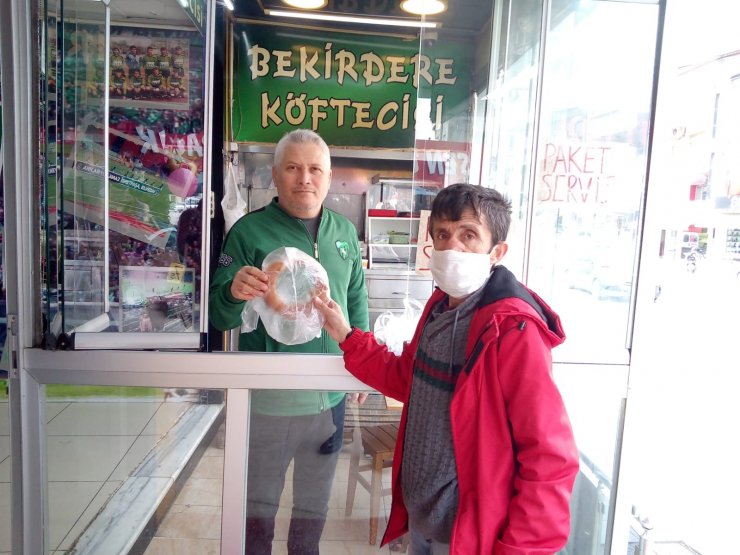 Simitçi Erkan bir günlük geliriyle "Milli Dayanışma Kampanyası"na destek verdi