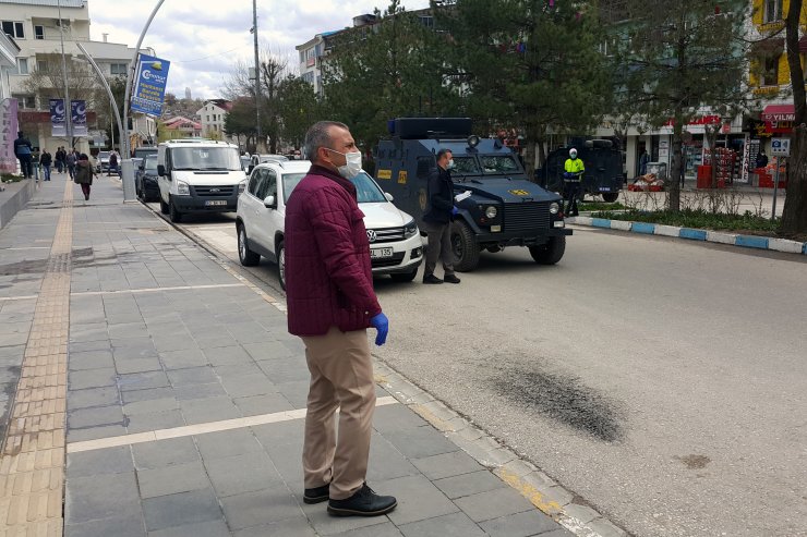 Tunceli Valisi Sonel maske dağıttığı vatandaşlara "Evde Kal" çağrısı yaptı