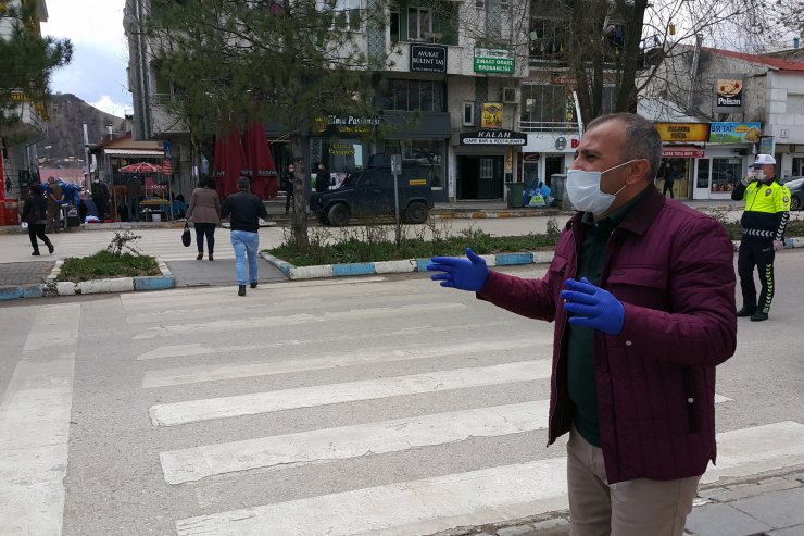 Tunceli Valisi Sonel maske dağıttığı vatandaşlara "Evde Kal" çağrısı yaptı