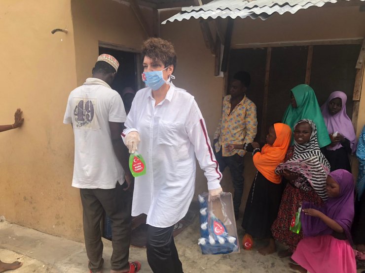 Türk Büyükelçisinin eşi, koronavirüs ile mücadelede Afrikalılara destek veriyor