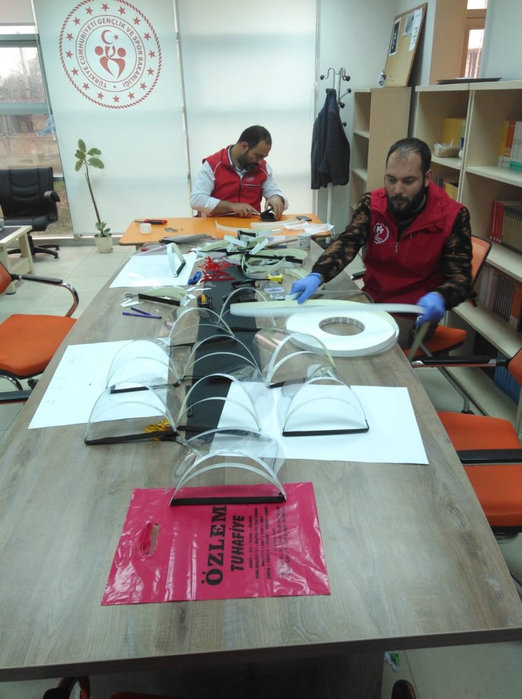 Ereğli'de sağlık çalışanları için yüz koruyucu siper üretiliyor