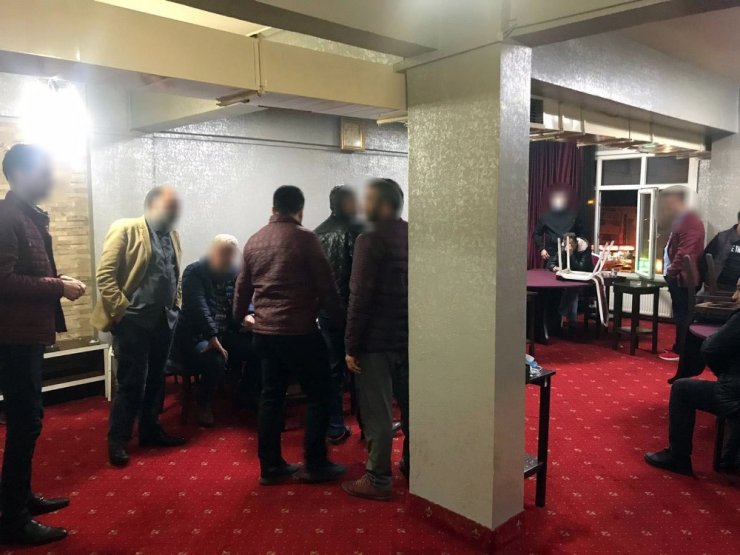 Korona virüsü hiçe sayıp kahvehanede oyun oynayan 26 kişi gözaltında