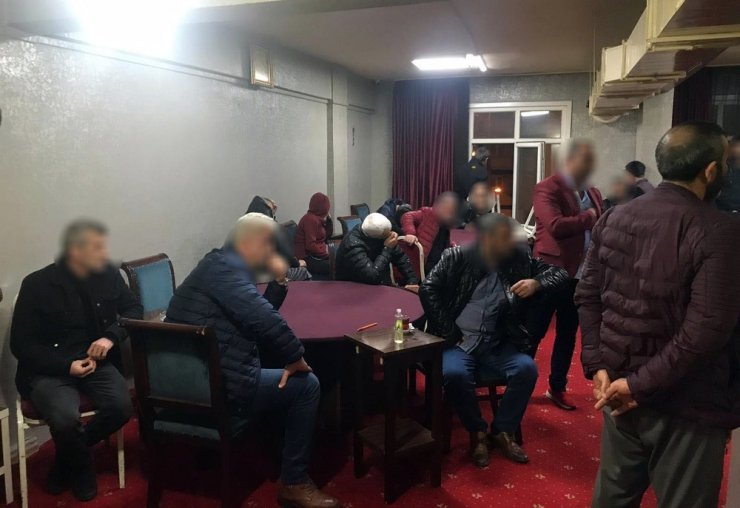 Korona virüsü hiçe sayıp kahvehanede oyun oynayan 26 kişi gözaltında