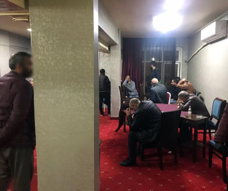 Korona virüsü hiçe sayıp kahvehanede oyun oynayan 26 kişi gözaltında