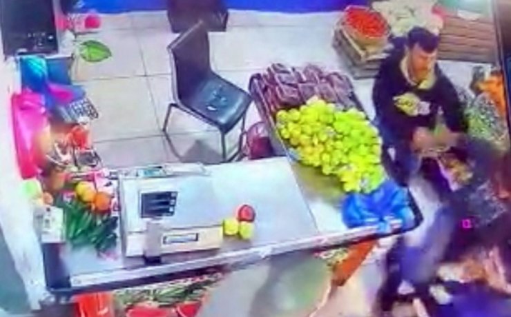 Esenyurt’ta manav dükkanında tekme tokat “hırsız” kavgası kamerada
