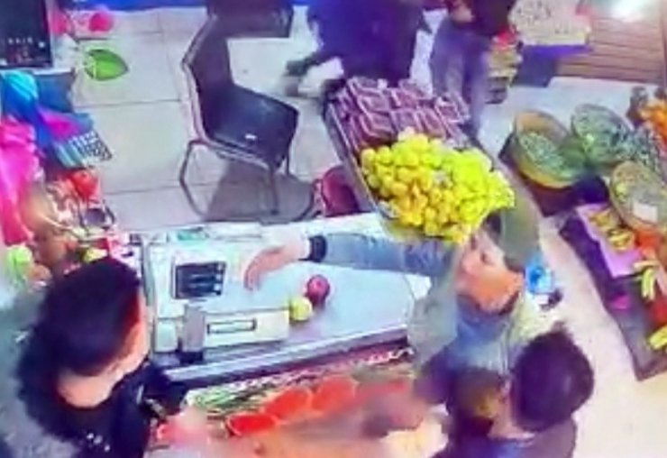 Esenyurt’ta manav dükkanında tekme tokat “hırsız” kavgası kamerada