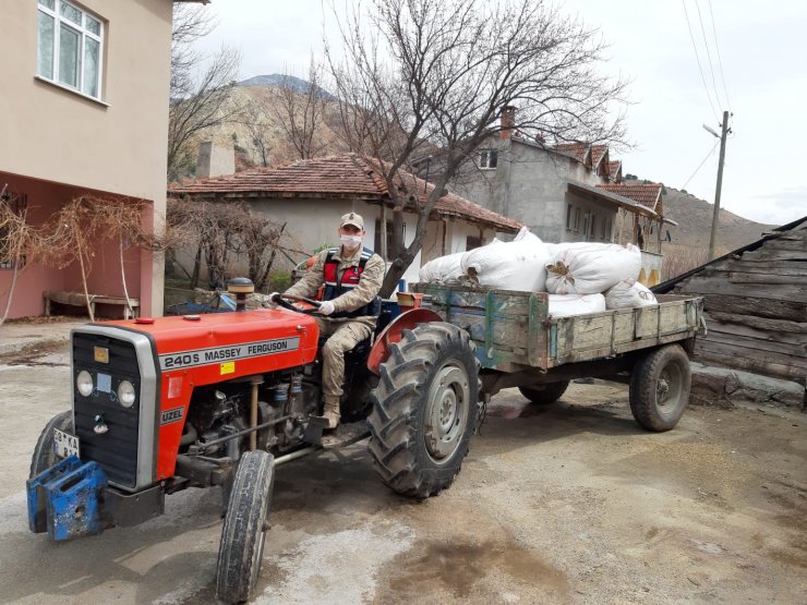 Jandarma karantinadaki köye, vatandaşın talebi üzerine traktörle saman götürdü