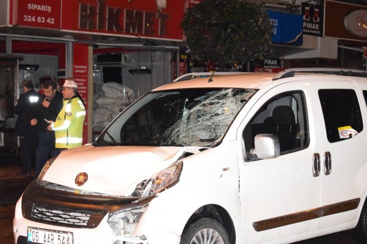 Malatya’da hafif ticari aracın çarptığı genç ağır yaralandı