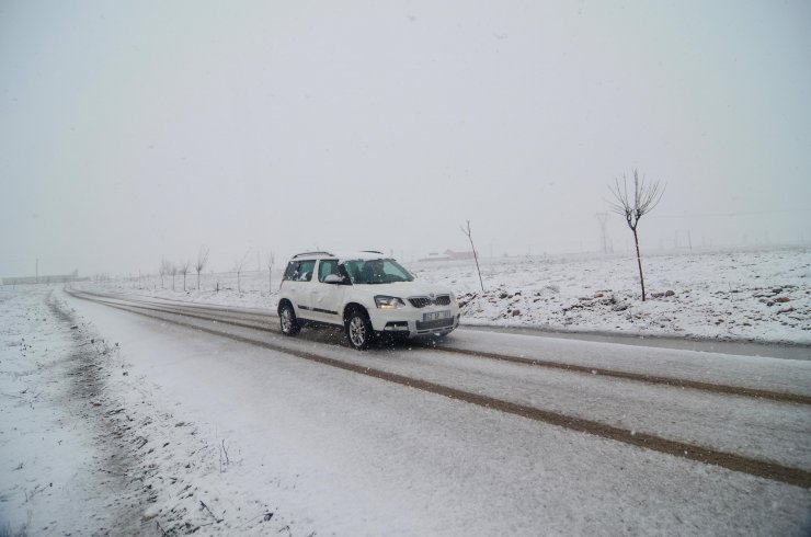 Ovacık kar yağışıyla beyaza büründü
