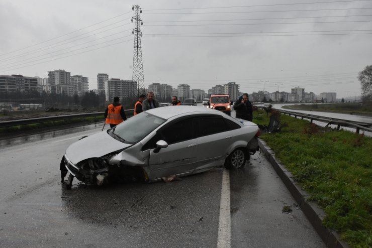 Samsun'da refüje çarpan otomobilin sürücüsü yaralandı