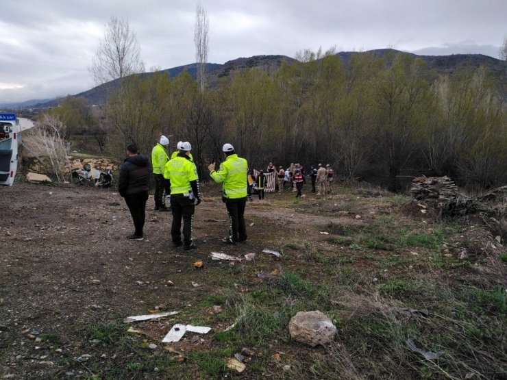 Sivas’ta otomobil dereye uçtu: 4 ölü