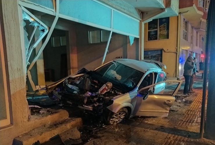Otomobiliyle daldığı dükkanda kurtarılmayı bekledi