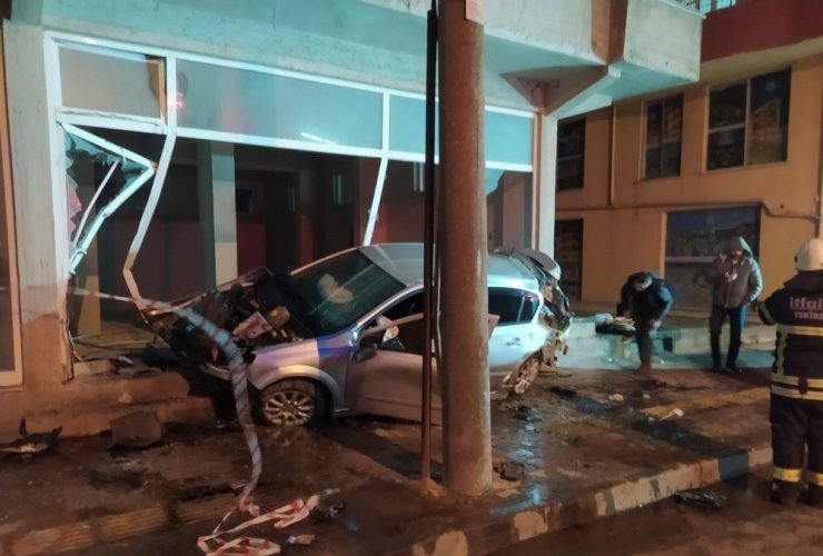 Otomobiliyle daldığı dükkanda kurtarılmayı bekledi