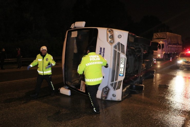 Otoyolda işçi servisi ile otomobil çarpıştı: 1 ölü, 6 yaralı