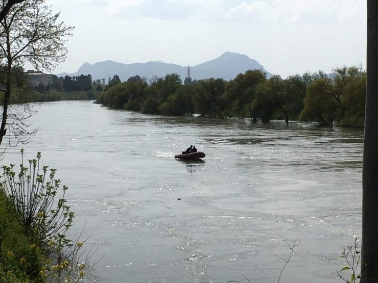 Ceyhan Nehri’ne düşen şahıs 8 gündür aranıyor