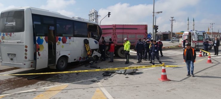Aksaray'da minibüs ile kamyon çarpıştı: 2 yaralı