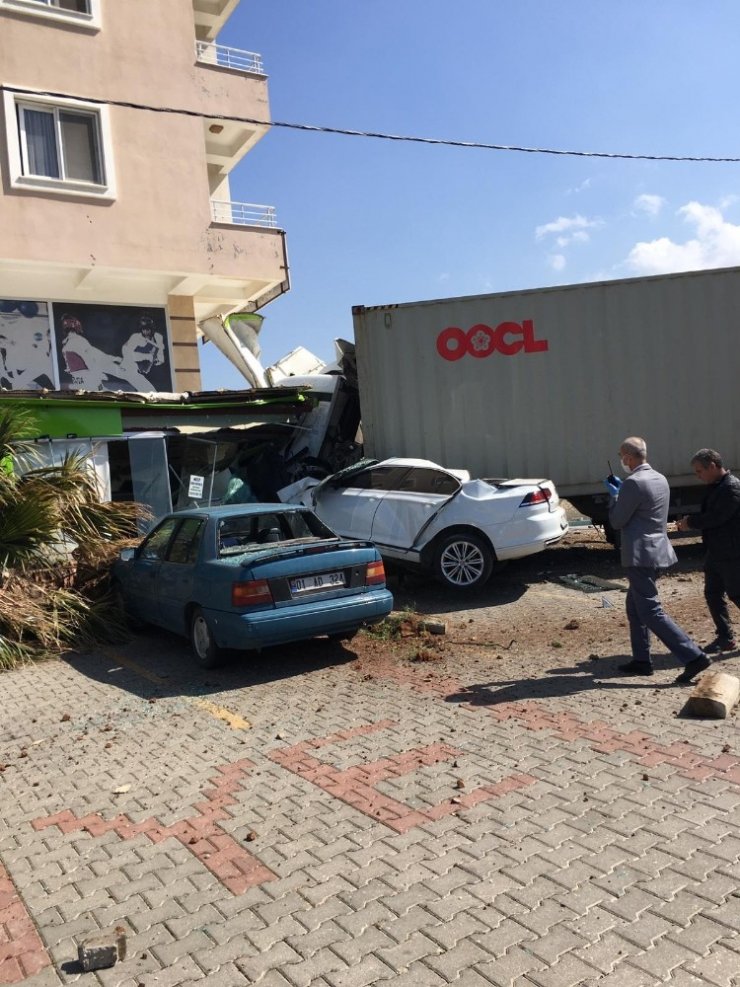 Hatay’da freni patlayan tır, ışıkta bekleyen araçları metrelerce sürükledi