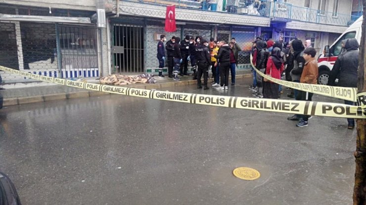 Yabancı uyruklu adam sokak ortasında öldü, vatandaşlar sosyal mesafeyi hiçe saydı