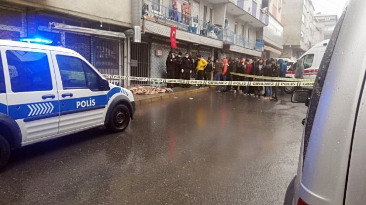 Yabancı uyruklu adam sokak ortasında öldü, vatandaşlar sosyal mesafeyi hiçe saydı
