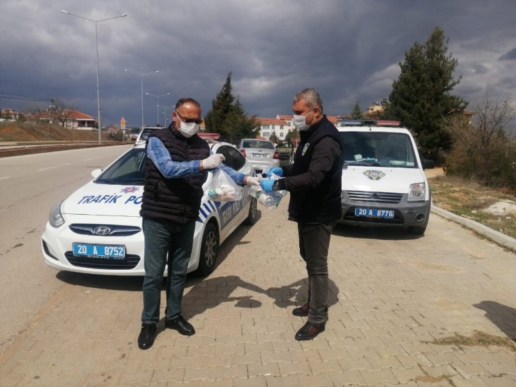 Esnaf polis ekiplerine yemek dağıttı
