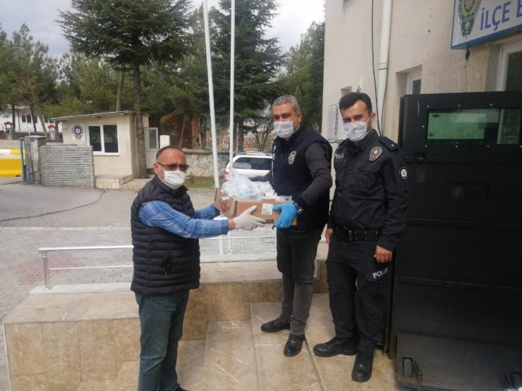 Esnaf polis ekiplerine yemek dağıttı