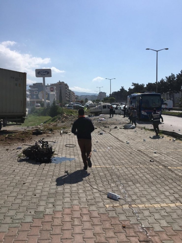 Hatay’da freni patlayan tır, ışıkta bekleyen araçları metrelerce sürükledi