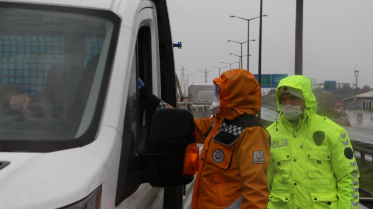 İstanbul'un giriş ve çıkışlarında sürücüler ile yolcuların ateş ölçümü yapılıyor