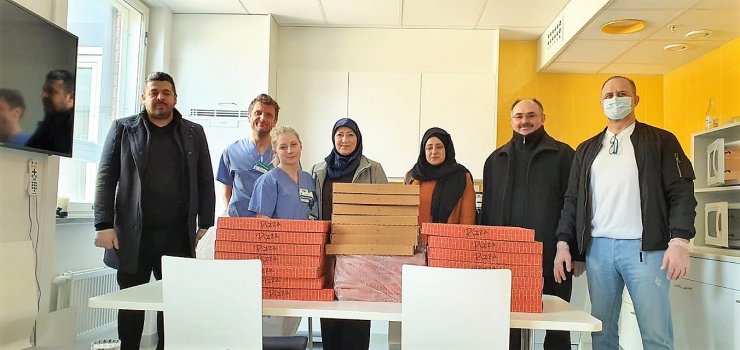 İsveç'te Türk vatandaşlarından sağlık personeline moral için pizza ikramı