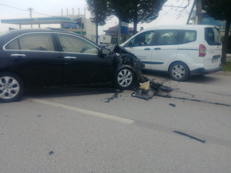 Otomobil ile hafif ticari araç çarpıştı: 3 yaralı