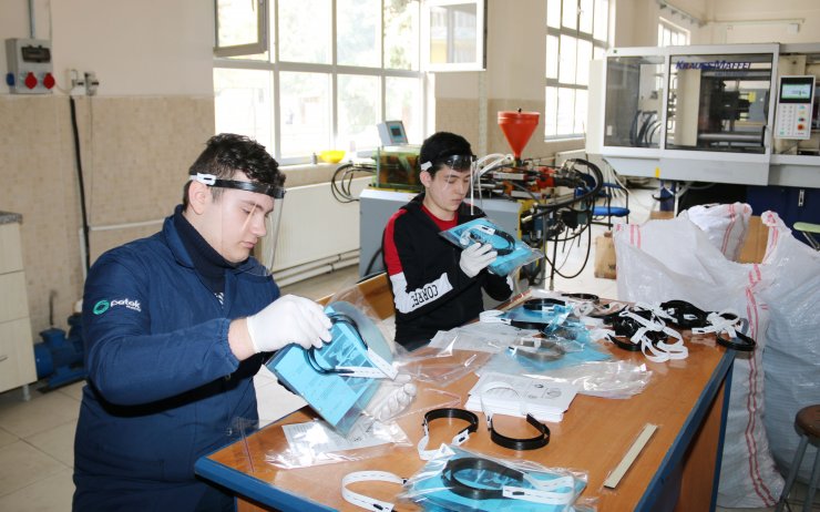 Konya'daki iki meslek lisesi, yüz koruyucu siper maskesinin seri üretimine başladı