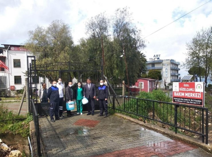 Kuşadası Belediyesi engellilere maske, eldiven ve dezenfektan dağıttı