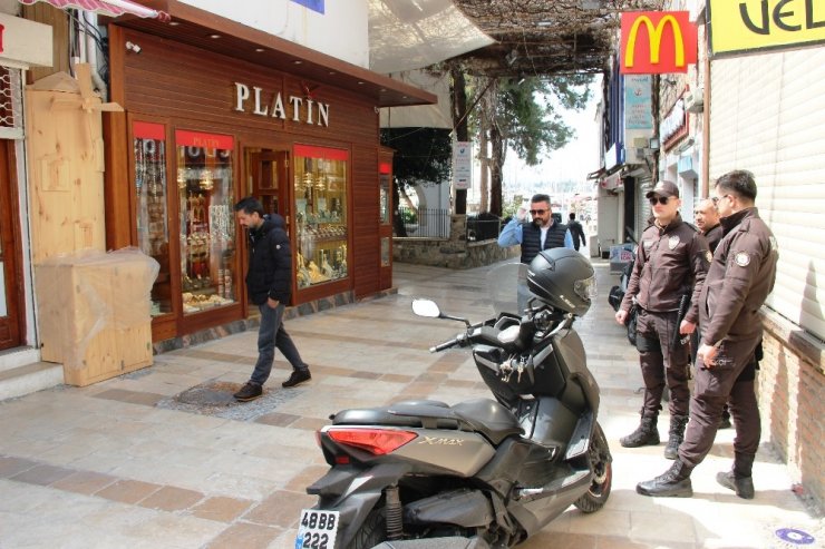 21 saniyede 15 bin liralık soygun yaptı