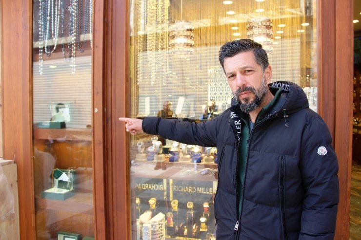 21 saniyede 15 bin liralık soygun yaptı