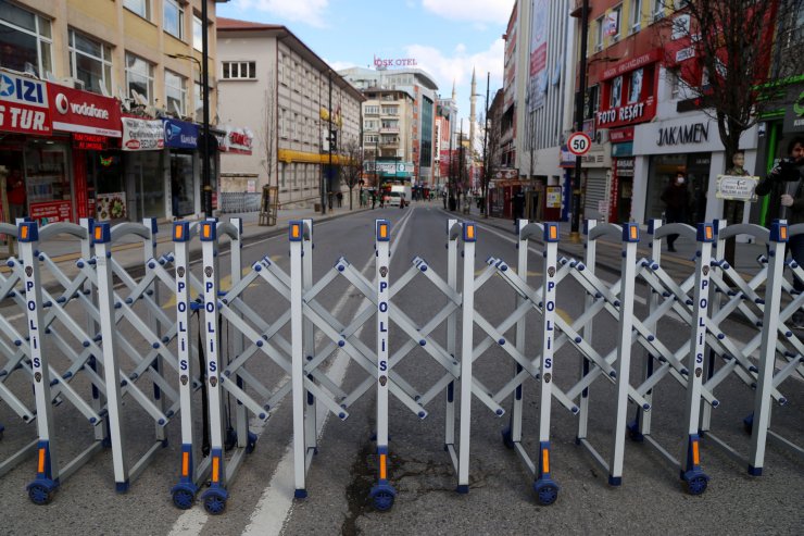 Sivas'ta Atatürk Caddesi araç ve yaya trafiğine kapatıldı