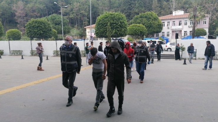 Dövüp hastanelik ettiler, görüntüyü sosyal medyadan paylaştılar