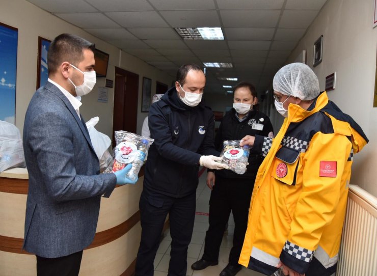 Trabzon'da polislerden, koronavirüsle mücadele eden sağlıkçılara tatlı ikramı