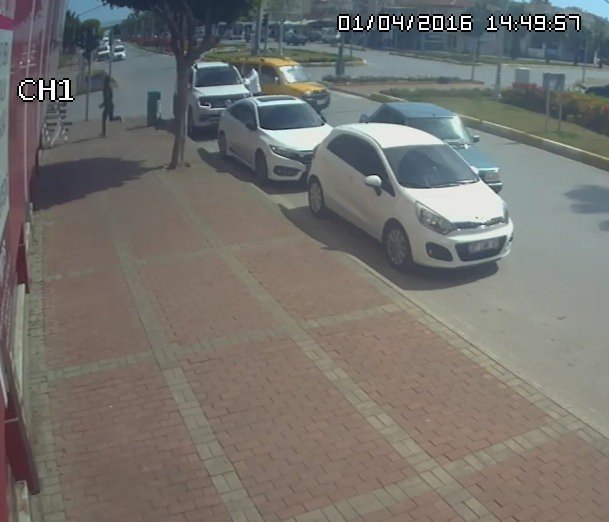 Drift atan ehliyetsiz genç, polisi görünce kontak anahtarını bile almadan aracı bırakıp kaçtı