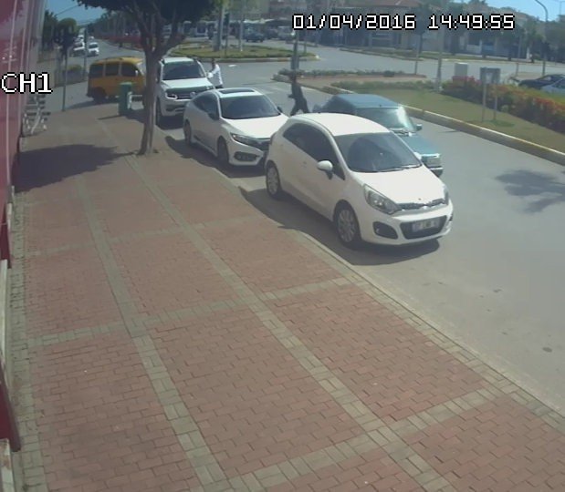 Drift atan ehliyetsiz genç, polisi görünce kontak anahtarını bile almadan aracı bırakıp kaçtı